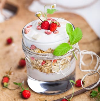 Muesli with yogurt and wild strawberries