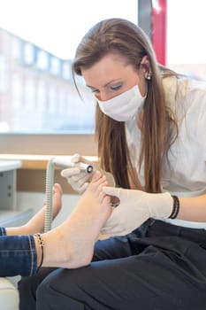 pedicure grinding toe nails of customer