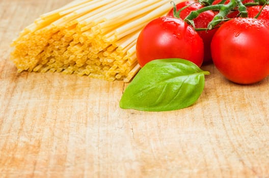 Spaghetti with tomatoes and basil