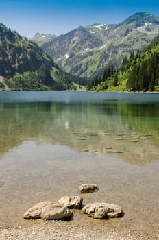Stein im See und Berg im Tannheimer Tal in Austria