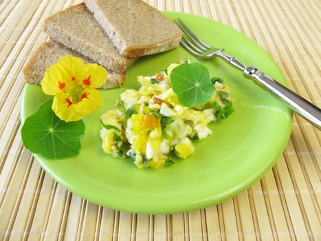 Scrambled eggs with herbs