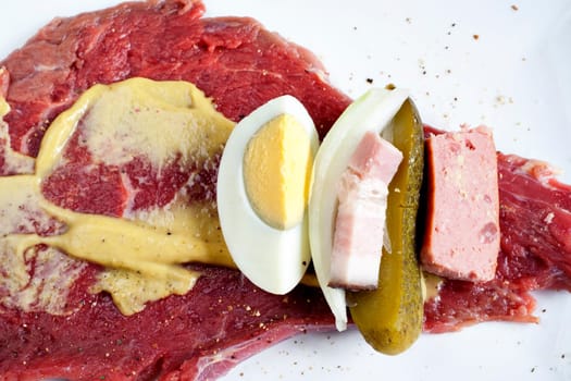 Olive - Spanish bird - this dish is steamed fillet of roast beef, filled with bacon, pickled cucumber, onion, sausage and egg. Serve with dumplings or rice..Despite the name of the recipe does not have anything to do with Spain or the bird..Name of the dish comes from the court of Emperor Rudolf II. His mother was Marie of Austria and therefore the imperial court also cooked Spanish chefs. They also prepared veal rolls with stuffing, which were considered Spanish specialties.