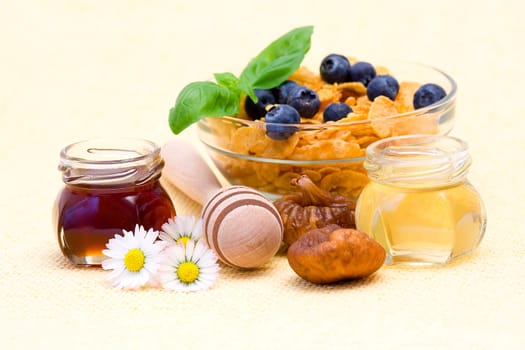corn flakes with blueberry, honey and figs