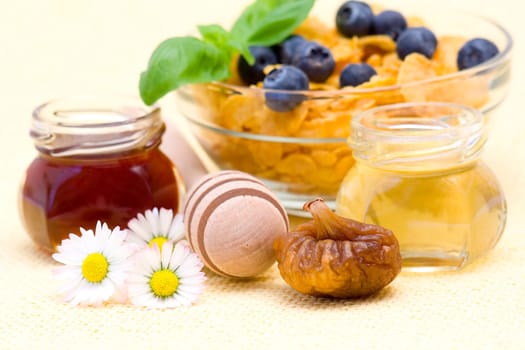 corn flakes with blueberry, honey and figs