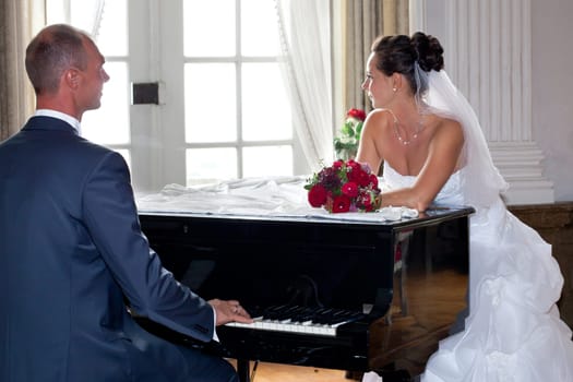 Groom plays piano for bride