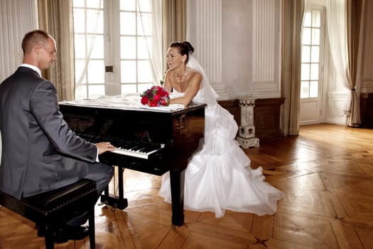 Groom plays piano for bride