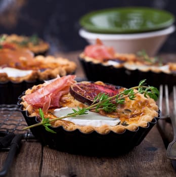 Tart with figs,goat cheese and thyme