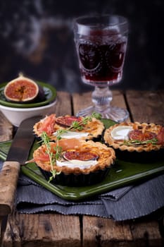 Tart with figs,goat cheese and thyme