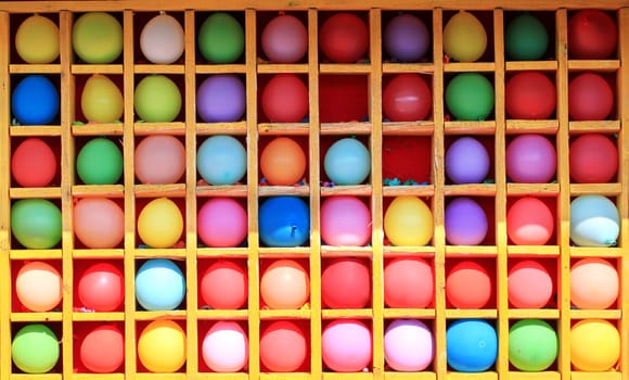Colored balloons in square cells