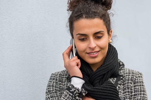 Smiling woman talking on the mobile phone