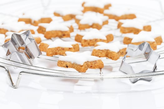 Cinnamon stars on cake rack with cookie cutter
