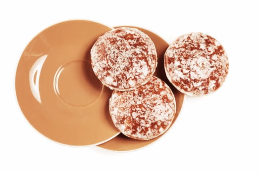 Round gingerbread on round plates on a white background