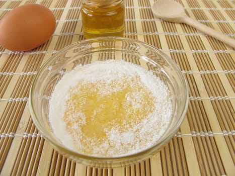 Face mask for dry skin with honey,egg yolk and milk powder