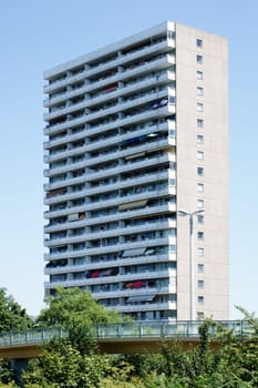 The photograph of a skyscraper in Mainz in front of which a bridge runs.