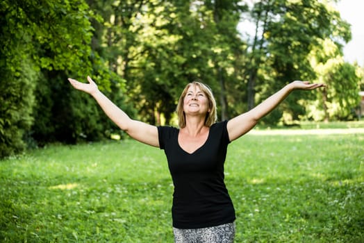 Lifestyle photo of happy smiling senior woman outdoor enjoying life