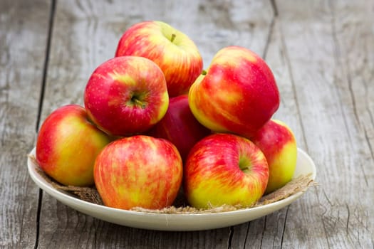 red apples