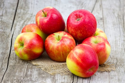 red apples