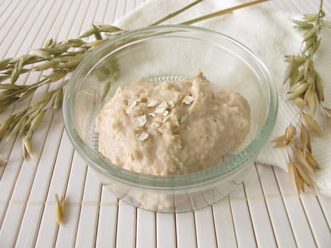 Skin-soothing face mask with oats