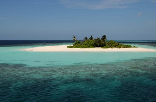 Small,uninhabited island in the Maldives