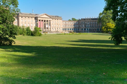 Schloss Wilhelmshöhe.The nucleus of the entire mountain park is Schloss Wilhelmshöhe (285 m above sea level),which stands on the easternmost and lowest point of sight of the Wilhelmshöhe-Hercules Castle. Landgrave Moritz of Hesse-Kassel had a hunting lodge built on the site of the former Weißenstein monastery of the Augustinian monks from 1606 to 1610,from which Wilhelmshöhe Palace developed from 1786 to 1798. Nowadays it contains,among others,the Old Masters Picture Gallery and the Collection of Classical Antiquities.