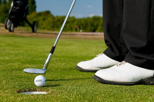 Juge men play golf