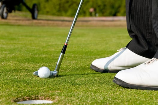 Juge men play golf