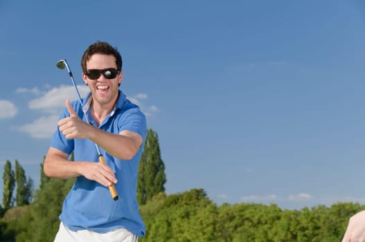 Juge men play golf