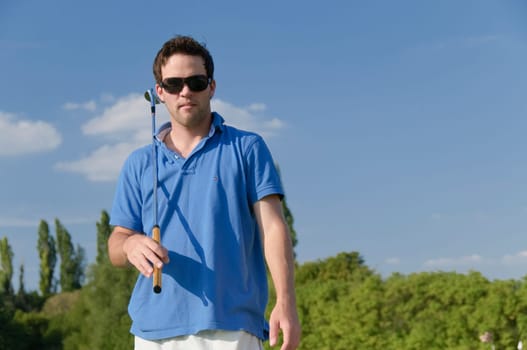 Juge men play golf