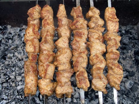 Process of preparation of a shish kebab, from uncooked to the cooked