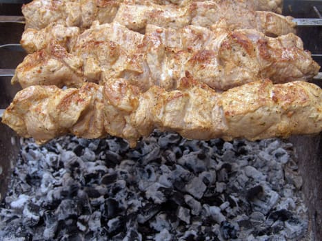 Process of preparation of a shish kebab, from uncooked to the cooked