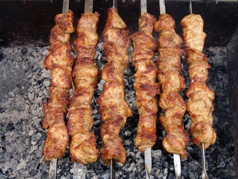 Process of preparation of a shish kebab, from uncooked to the cooked