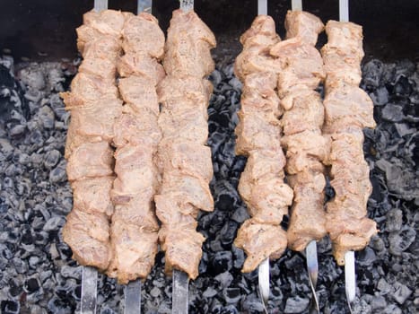 Process of preparation of a shish kebab, from uncooked to the cooked