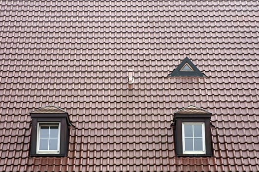Die Fotografie eines Daches mit symmetrisch angeordneten Dachziegeln.
