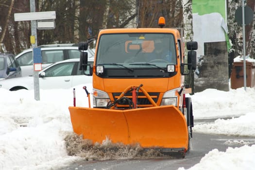 Winterdienstfahrzeug im Einsatz bei starkem Schneefall