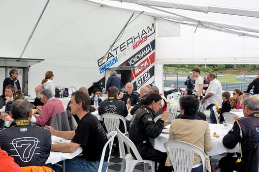 chases of Caterham on the circuit of the Cevennes with Ales in the French department of Gard the May 24th and 25th, 2013. the pause lunch