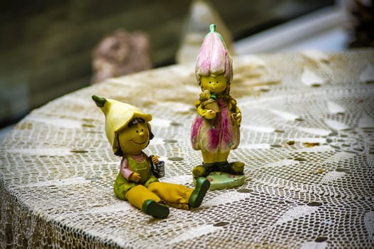 A pair sculpture of a boy and a girl.
