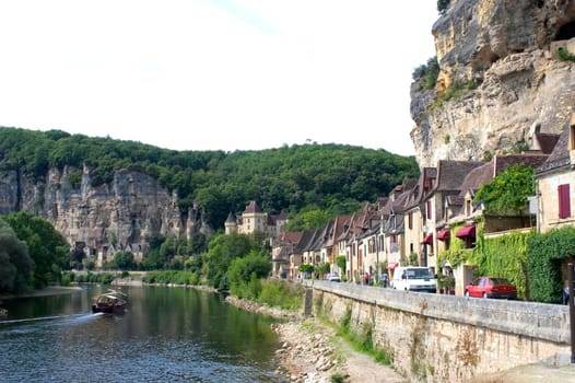 The Roque-Gageac, beautiful French village of the Dordogne, recontruit with the rock that collapsed the cliff.