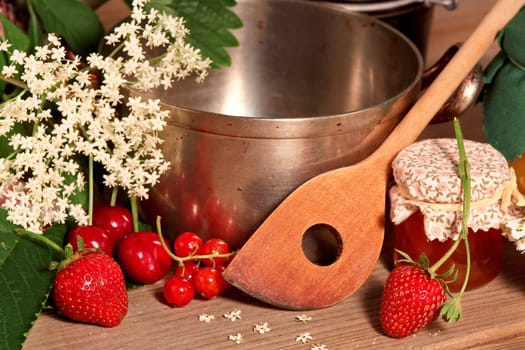 Cooking pot with fruit and jam