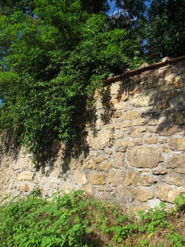 Natural stone wall