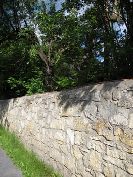 Natural stone wall