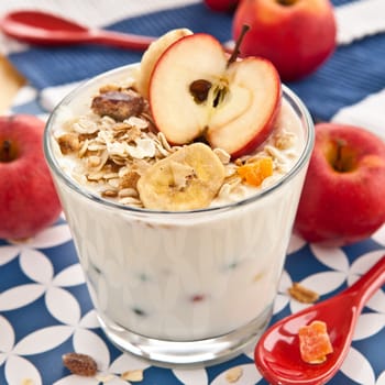 Muesli with yogurt and fresh apples