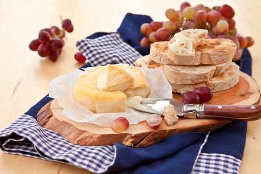 Caese,bread and fresh grapes