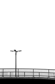 Die Fotografie einer freigestellten Brücke und Laterne.