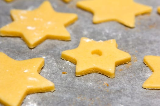 Cookie cutters raw on baking paper