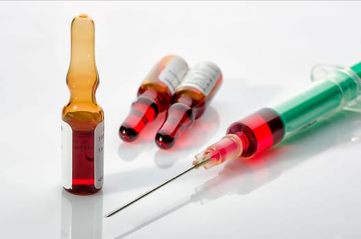 Syringe with glass ampoules