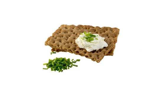 Crispbread with cream cheese and minced chives in front