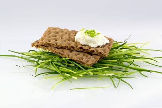 Crispbread with cream cheese and minced chives on top