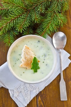 Creamy vegetable soup with cucumber and toasted white bread