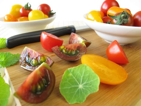 Preparation of tomato salad with herbs