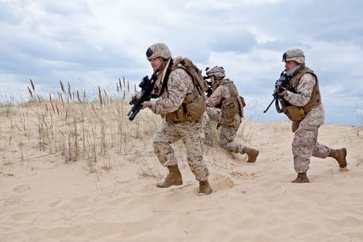 US marines run through the desert through the military operation